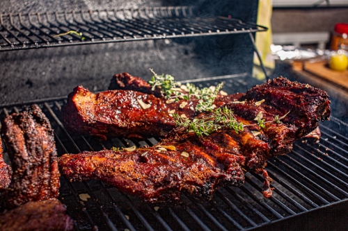 Spare Ribs auf dem Grill mit KRäutern garniert