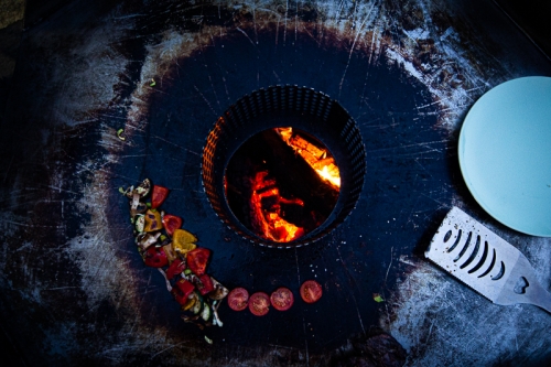 Grilltonne mit Gemüse (Tomaten, Paprika und Lauch)